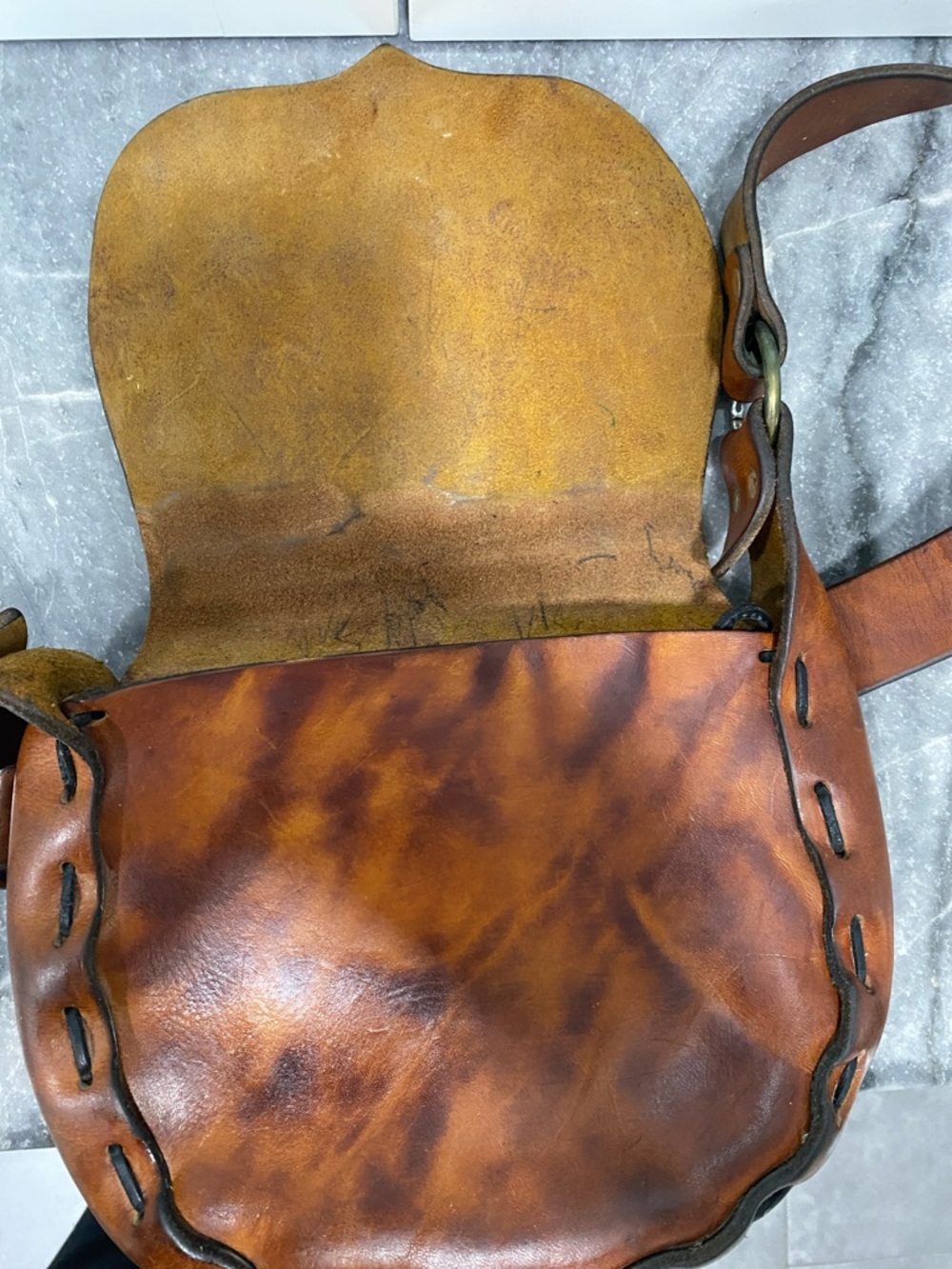 Handcrafted Brown Leather Crossbody Bag - Vintage - Picture 3 of 16